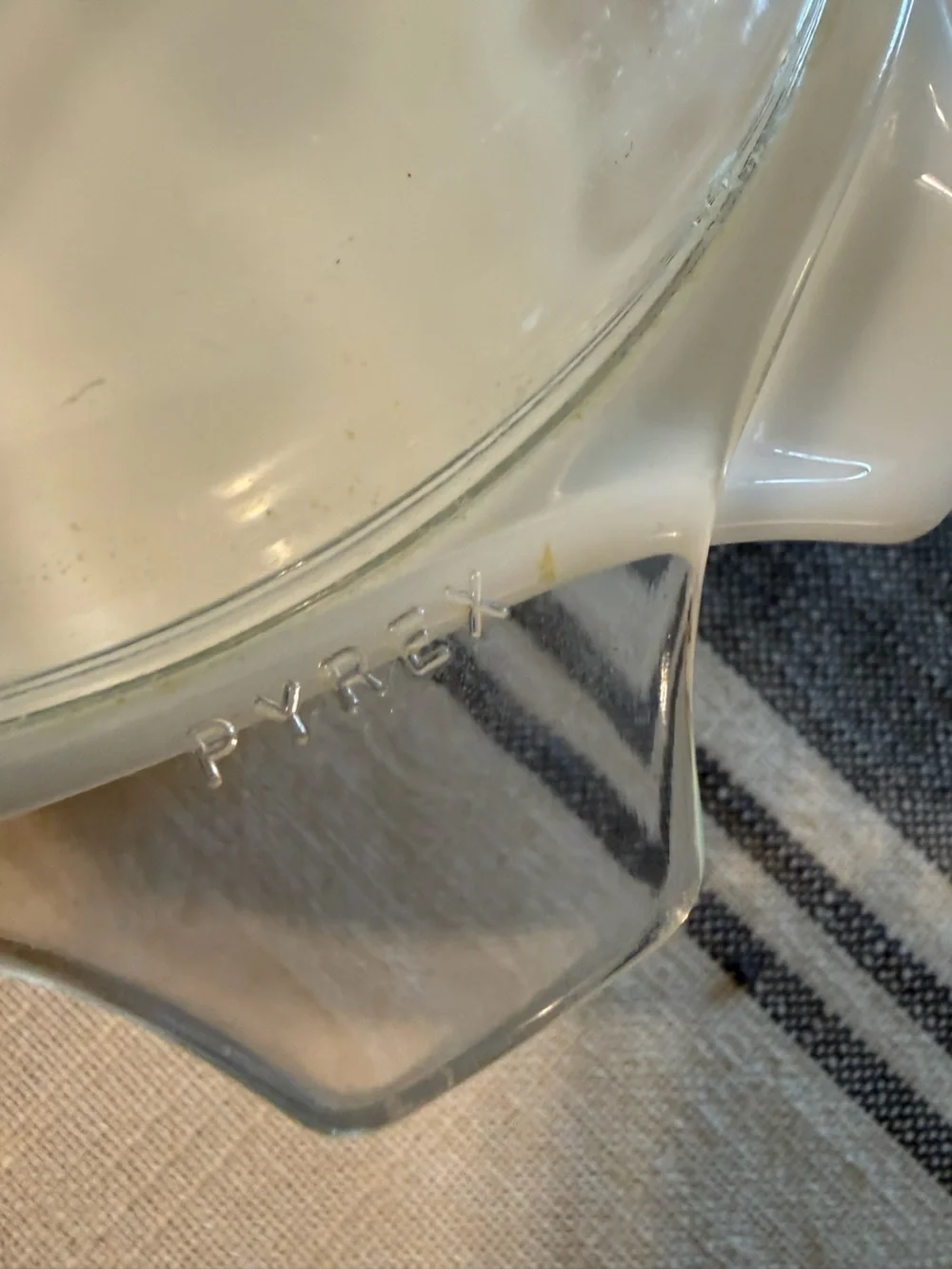 Vintage Pyrex Early American, 3/4 quart, covered baking dish, white with brown